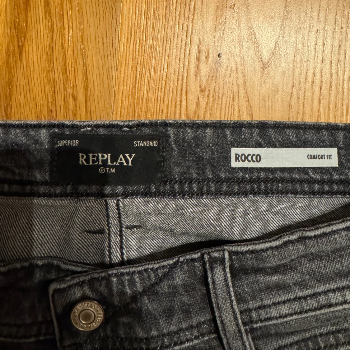 Grå slitna jeans från Replay Rocco - 3