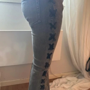 Utsvängda jeans med detaljer - Vet ej vart dom är ifrån❤️dom är hos en kompis så va inte säker på storleken men passar xs/s