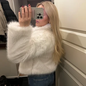 Pälsjacka vit  - Använd 1-2 gånger🩷