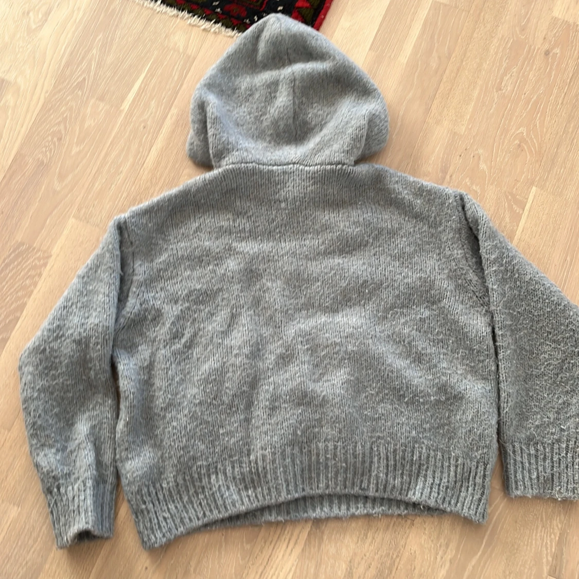 Grå stickad hoodie från Zara - 1