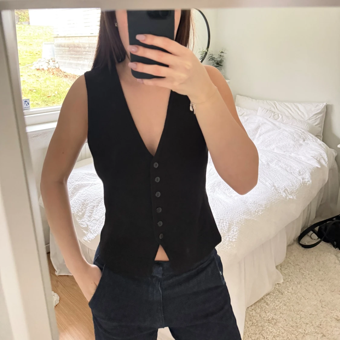 Svart stickad väst från Gina Tricot - 1