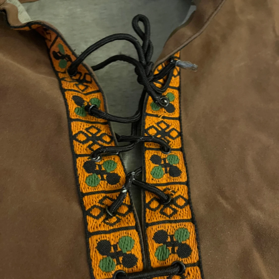 Brun poncho med broderad kant - 1