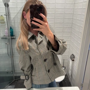 Kort rutig kappa med söta detaljer - Jättefin jacka som tyvärr inte kommer till användning. Knappt använd.