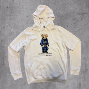 Ralph Lauren Polo bear hoodie - Ralph Lauren Polo bear hoodie Skick: 10/10✅ Storlek: M men sitter mer som S Färg: Vit Nypris: 2700kr Hör av er vid fler frågor eller funderingar