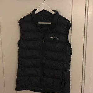 Peak performance väst - Säljer nu min Peak performance väst på grund av att den inte kommer till någon användning längre. Inga defekter på den, Priset kan alltid diskuteras! Ny pris 1200kr