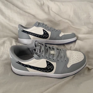 Säljer nike skor  - Säljer dom skorna pågrund av använder inte dom längre och dom är i fint skick använda typ 2-3gånger 