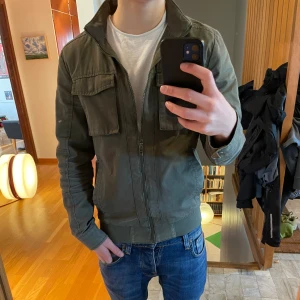 Mötkgrön fieldjacket från Low Casual - Snygg mörkgrön fieldjacket liknande jacka | storlek S | bra skick inga defekter | Skriv vid funderingar och skicka gärna bud! ✨