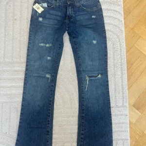 Vintage lågmidjade jeans - Lågmidjade bootcut jeans från Abercrombie & Fitch. Är i storlek 0, passar mig med xs/s bra  Innerbenslängd: 79cm Midjemått rakt över: 36 Grenmått: 18 Vidga längst ned på benet tvärs över: 18.5