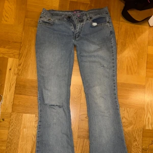 Lådmidjade jeans med hål💙 - Skitsnygga lågmidjsde jeans från zoul. skulle säga att de är 36/38 i storlek. Har sytt ner de så de är lpga i midjan och väldigt nice utsvängda där nere😍