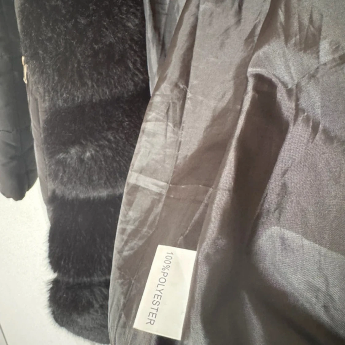 Svart pufferjacka med pälsdetaljer - 4