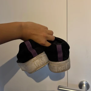 Svarta eytys - Säljer dessa svarta eytys, väl använda och säljs utan sula därav de låga priset! Går absolut att rengöra sulan så de får en vitare färg, de är ju hela så de ända som behövs är lite finfix!