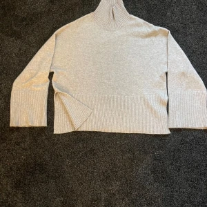Grå polotröja från Gina Tricot XS - Mysig grå polotröja från Gina Tricot i storlek XS. Tröjan är lite större i storleken så funkar som S också definitivt. Tröjan har även inga tecken på användning!!🩷