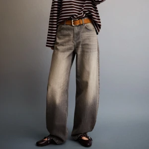 Grå wide jeans från Bershka - New 