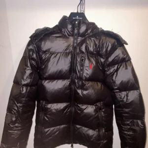 Ralph Lauren Gloss - Som ny ända problemet är att kardborrbandet på högra amren inte fäster som den ska (bild 3). Prutning vid snabbköp. Storlek M passar S