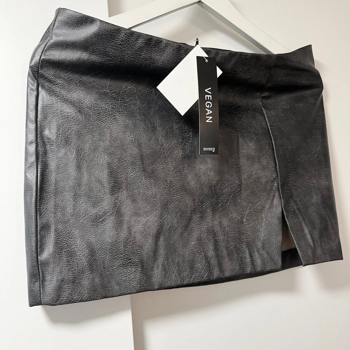 Svart vegansk minikjol från Divided