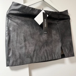 Svart vegansk minikjol från Divided - New 