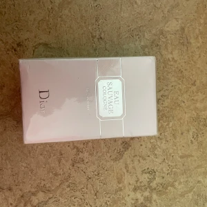 Dior Eau Sauvage Cologne 50ml - Eau Sauvage Cologne från Dior, 50ml. Fräsch och stilren cologne i smidig förpackning. Ingredienser: Alcohol, Aqua (Water), Parfum (Fragrance), Limonene, Linalool, Ethylhexyl Methoxycinnamate, Butyl Methoxydibenzoylmethane, Ethylhexyl Salicylate, Citral, Geraniol, Citronellol, Coumarin, BHT, CI 19140, CI 42090. Tillverkad i Frankrike.