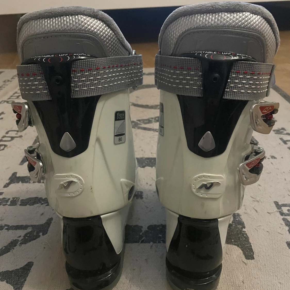 Nordica vita skidpjäxor med spännen - 1