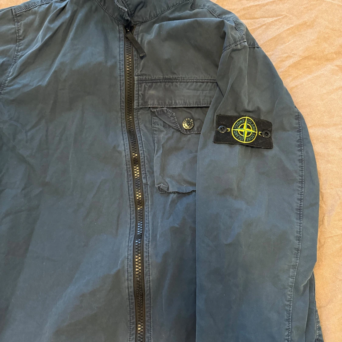 Mörkblå vindjacka från Stone Island
