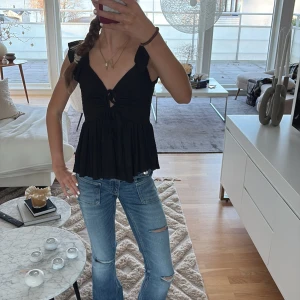 Svart blus - Säljer en ursnygg svart blus det sitter kch ör väldigt bekväm och passar till vilket klädesplagg som hälar. Jag säljer den för att den inte kommer till någon andvönding💕