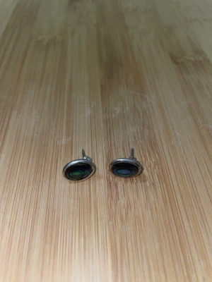 Silverörhängen med blågrön abalone - Unika runda örhängen i äkta 925 silver med blågrön abalone-inlägg. Snyggt mönster med naturliga cirklar och skimrande färgskiftningar i blått och grönt. Perfekt storlek för att sticka ut utan att ta över. Säljs som ett par.