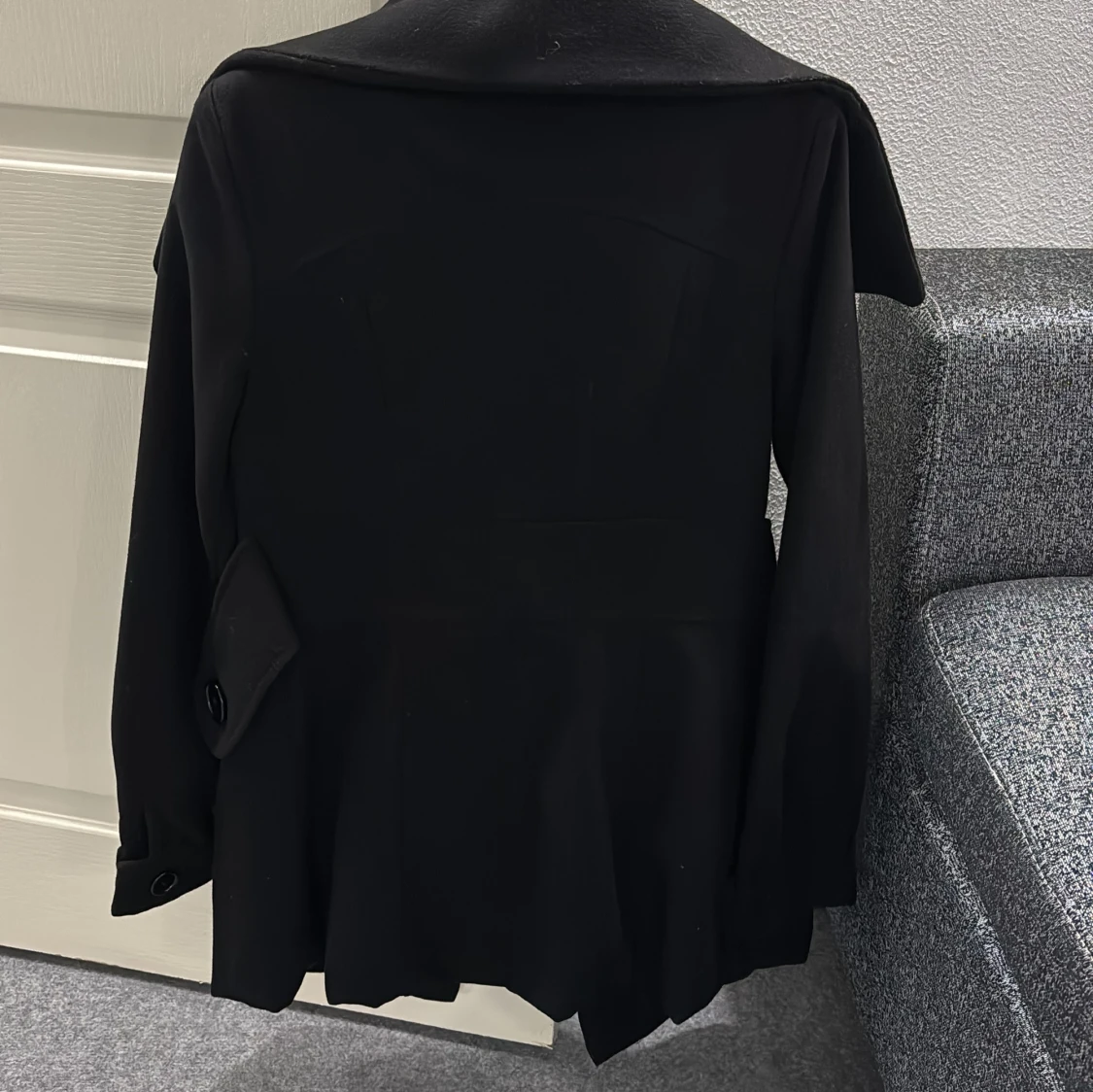 Svart trenchcoat med bred krage - 2