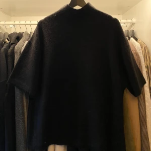 Kortärmad stickad polotröja  - Endast testad, helt ny utan prislapp!