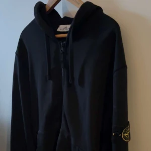 Svart hoodie från Stone Island - Säljer en Svart hoodie från Stone Island som är så gott som ny.