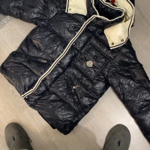 Moncler mörkblå dunjacka med vita detaljer - Very good cond, Never worn. 100% Authentic! Fits like M-L