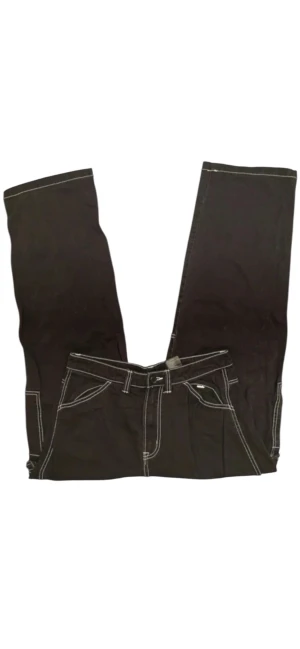 Svarta cargopants med vita kontrastsömmar - Svarta cargopants med kontrasterande vita sömmar och flera stora fickor på sidorna. Knappen är lite lös dock.