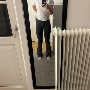 Bootcut jeans från Gina tricot  - Bootcut jeans från Gina tricot, Storlek 34! De är lite slitna längst ner men inget man tänker på när man har på sig dom.