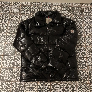 Vinterjacka från Moncler - Säljer en svart, glansig vinterjacka från moncler. Den är varm och perfekt för vintern! Inte använd så mycket och i fint skick.