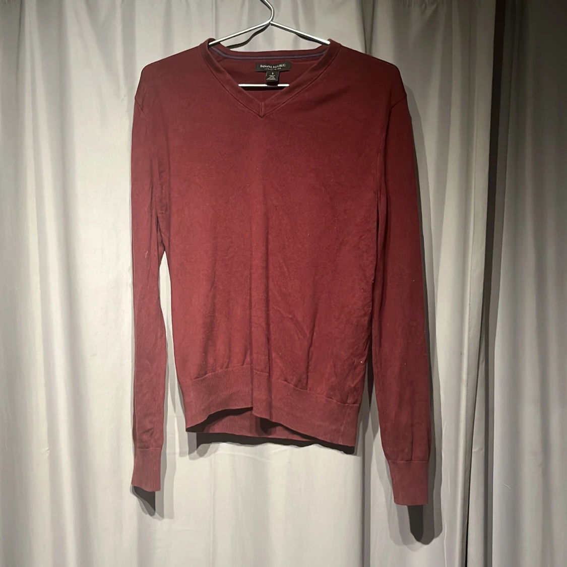 Vinröd v-ringad tröja Banana Republic