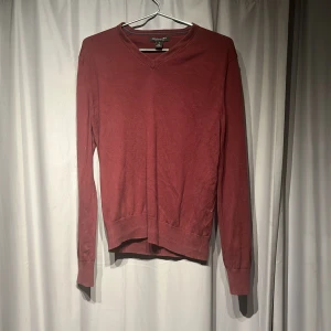 Vinröd v-ringad tröja Banana Republic - Vinröd v-ringad tröja från Banana Republic i storlek S. Tillverkad i en lyxig blandning av silke, bomull och kashmir. Tröjan har lång ärm och ribbade muddar vid ärmslut och nederkant. Nypris 2000kr