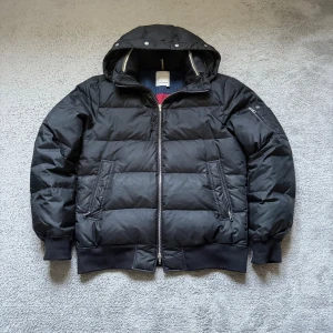 J Lindeberg jacka - Riktigt snygg och eftertraktad J. Lindeberg jacka i storlek L, men passar M bättre. Den har inga defekter över huvudtaget och nypris ligger på omkring 5000kr. Hör av er🤗