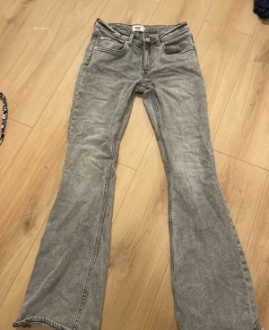 Grå bootcut jeans  - Aldrig använda snygga grå jeans från lager 157 med bootcut-modell och låg midja. Kan vara midwaist beroende hur de sitter men det är under navlen.