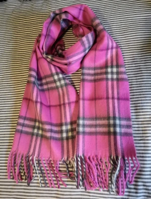 Julklappstips! Fleece Halsduk I Klassisk Mönster  - Helt ny i sin förpackning. Snygg och mjuk halsduk med klassiskt rutigt mönster. Halsduken har långa fransar i ändarna och är perfekt att svepa runt halsen för extra värme. Materialet känns som fleece och är riktigt skönt mot huden.