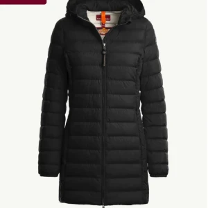 Svart lång dunjacka Parajumpers - Säljer en svart lång dunjacka från Parajumpers med huva och quiltad design. Jackan har dragkedja framtill och en stilren look som passar perfekt när det är kallt ute. Den är lätt och har en snygg, smal passform som ger en modern vibe. Säljer för att den inte kommer till någon användning längre. Säljer för 2200 fast pris kan däremot diskuteras.