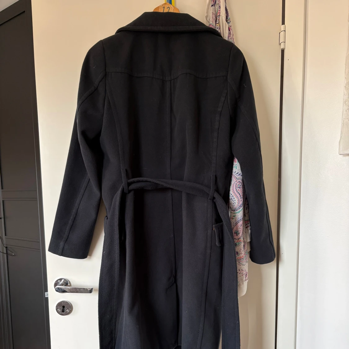 Svart kappa med bälte och blommiga knappar - 1