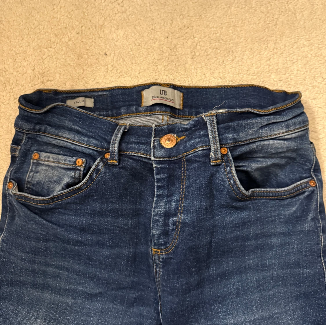 Blå jeans från LTB med utsvänga ben - 1