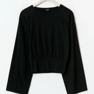 SVART figursydd wide sleeve top Gina - En ny SVART wide sleeve top från Gina Tricot. Använd endast en gång. Köptes för 279kr! Tyckte inte man såg passformen så bra på hemsidan med just den svarta tröjan så därför la jag in vit och brun för att visa passformen bättre, men jag säljer en svart tröja!! Säljer då jag märkte efter en användning att den inte var min stil. Nyskick!!💞