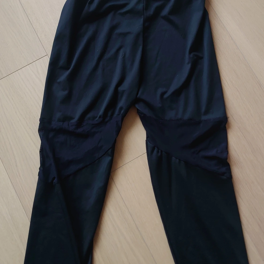 Svarta träningsbyxor med meshdetaljer, 3/4 längd, dam, M - 1