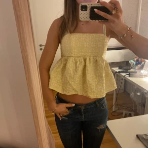 Gul blommig linnetopp med volang - Supersöt gul linnetopp med små blommor och volang nedtill, nästan aldrig använt💕