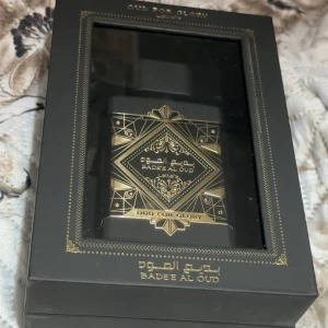 Bade'e Al Oud Eau de Parfum - Bade'e Al Oud 'Oud For Glory' från Lattafa är en Eau de Parfum på 100 ml. Snygg design med lyxiga detaljer som sticker ut. Perfekt för dig som vill ha något unikt i din samling. 