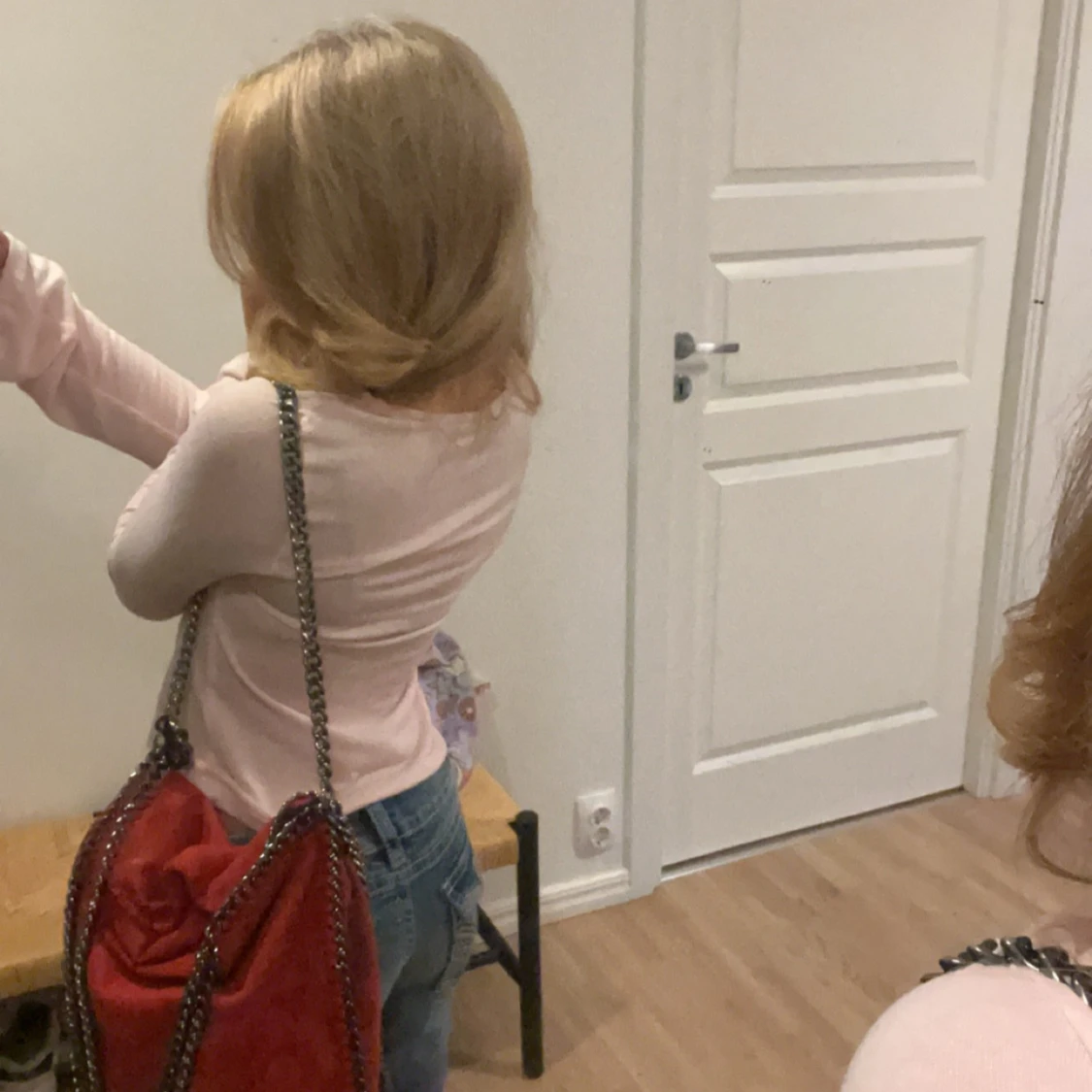 Röd väska med kedjedetaljer - 1