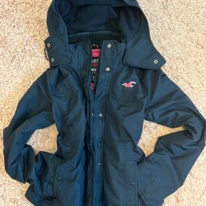 Hollister jacka - En jacka från hollister i storleken s. Inga defekter/ helt som ny. Vill helst bli av med så snabbt som möjligt så klick gärna på ”köp nu”