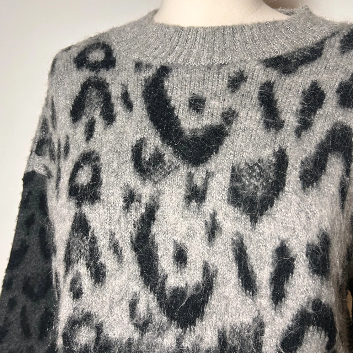 Stickad tröja leopard mango  - 2