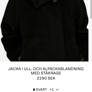 Arket jacka i ull  - Snygg svart jacka i ull- och alpackablandning med cool ståkrage och knappstängning. Jackan har en loose passform, raka ärmar och två fickor framtill. Perfekt för dig som gillar stilrena och tidlösa plagg med en modern twist.