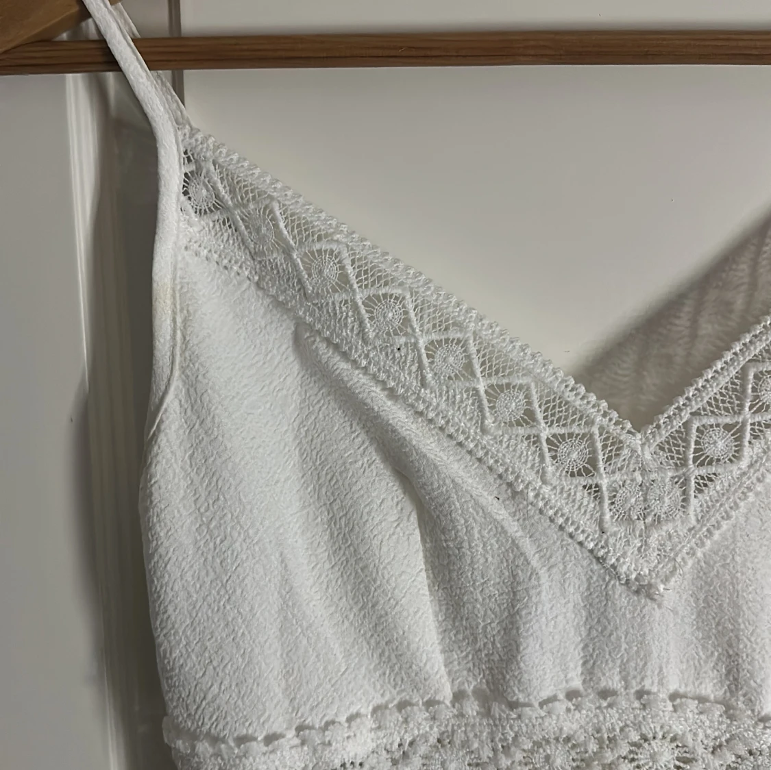 Vit spetsklänning med smala axelband - 2