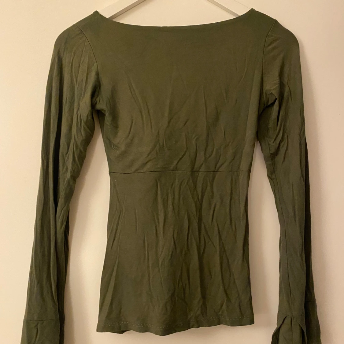 Olivgrön långärmad topp med knyt - 2